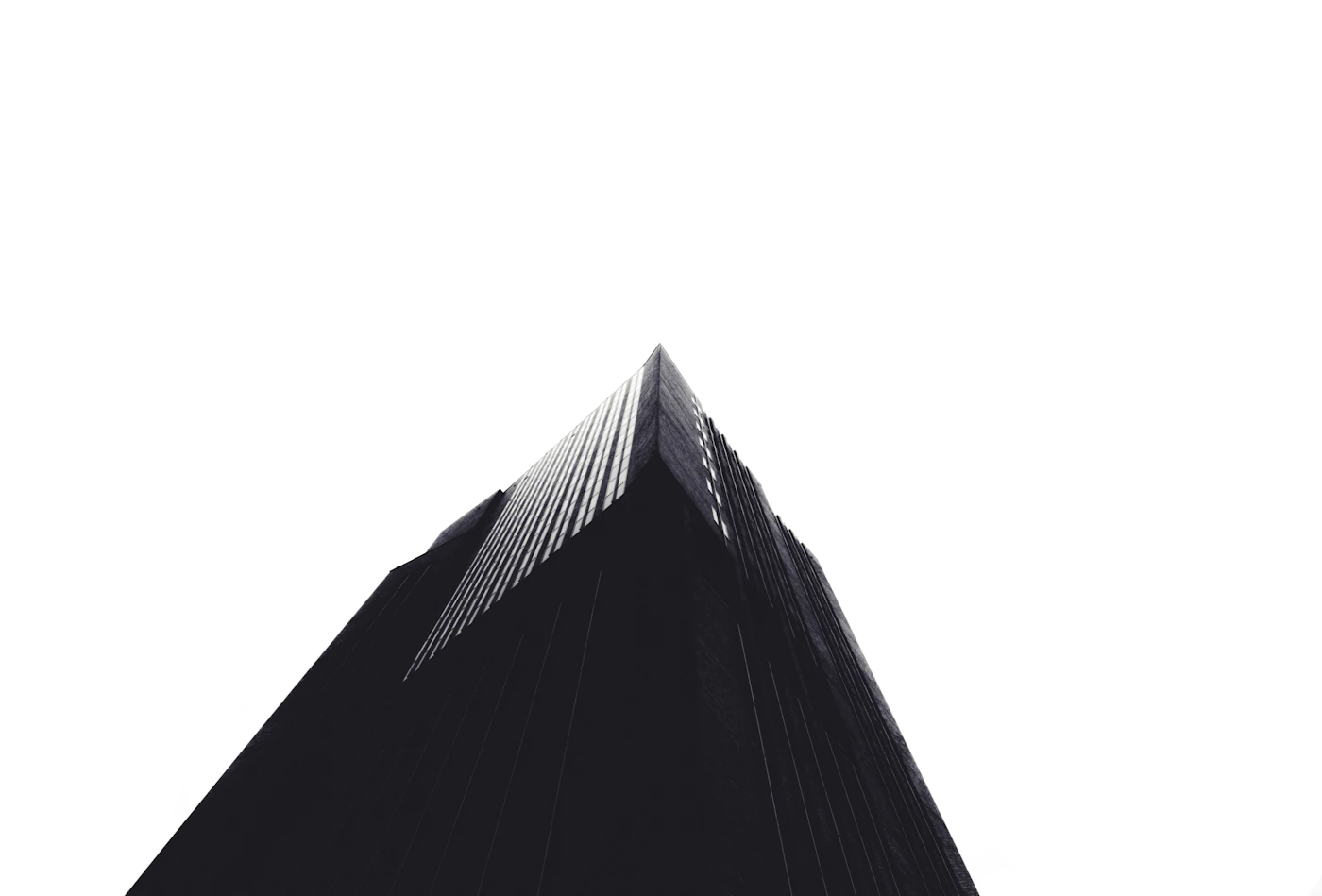 Edifício corporativo em perspectiva, imagem simbólica da análise de valores