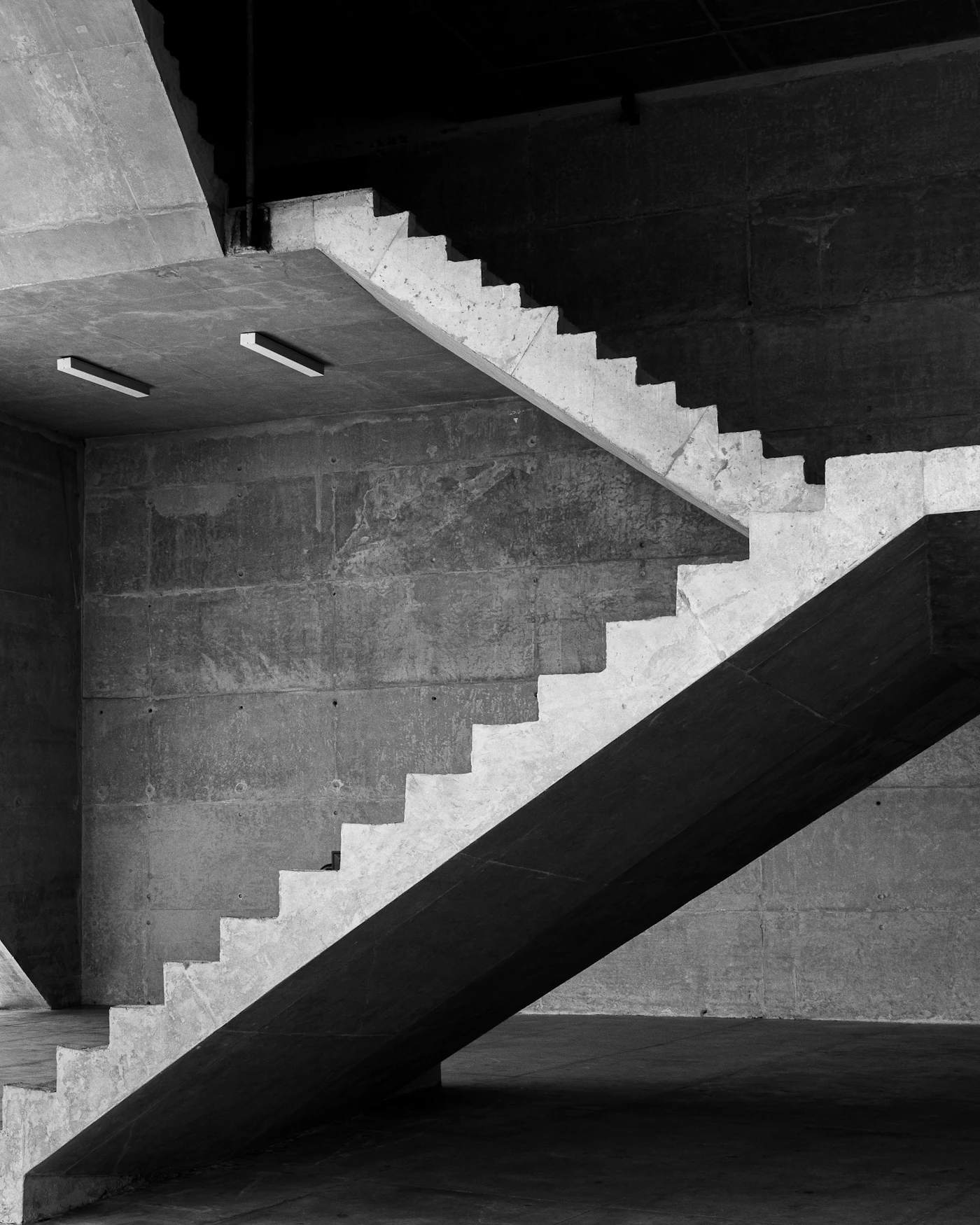 Escadaria de concreto em arquitetura contemporânea, imagem simbólica de estrutura e continuidade